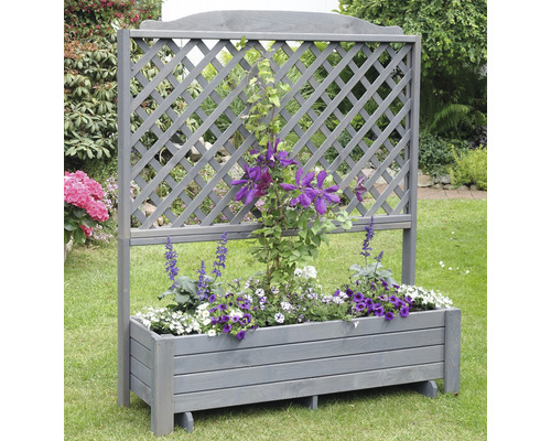 Hochbeet mit Rankgitter und Blumen im Garten