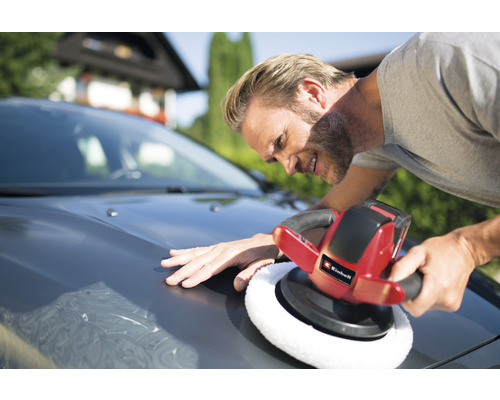 Mann poliert Auto mit Einhell Poliermaschine