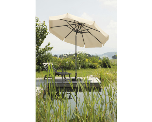 Scène de jardin avec parasol et chaise longue près d''un étang