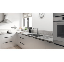 Cuisine claire avec évier en acier inoxydable et plaque de cuisson