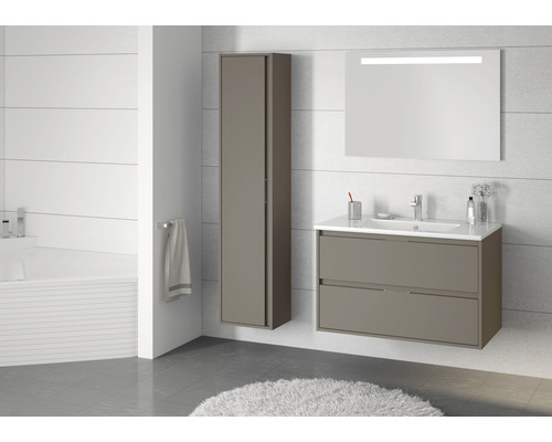 Modernes Badezimmer mit Waschtischunterschrank, Spiegelschrank mit Beleuchtung und Hochschrank