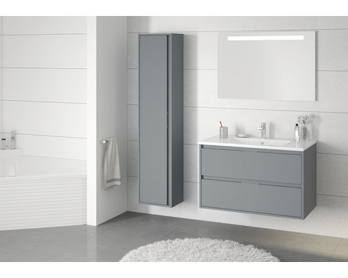 Modernes Badezimmer mit Waschtischunterschrank, Spiegelschrank und Hochschrank