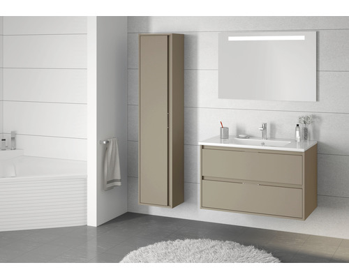 Modernes Badezimmer mit Waschtischunterschrank, Spiegelschrank und Hochschrank