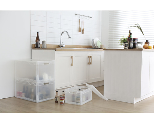 Scène de cuisine avec boîtes de rangement transparentes