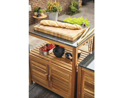 Chariot de grill avec planche à découper, accessoires et aliments à l''extérieur.