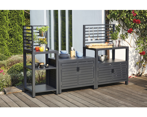 Cuisine d''extérieur avec rangement, étagères et dispositifs de suspension sur une terrasse