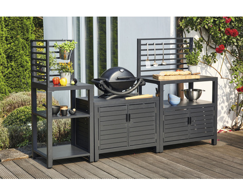 Cuisine de barbecue avec barbecue, armoires et étagères à l''extérieur