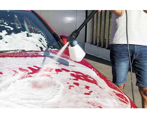 Reinigung eines Autos mit einem Hochdruckreiniger und Schaum