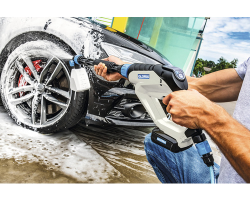 Autowäsche mit Gloria Akku-Reiniger für strahlende Sauberkeit