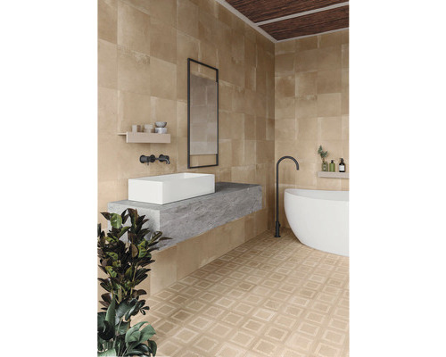 Helles Badezimmer mit Keramikfliesen an Wand und Boden, Waschbecken, Spiegel und Badewanne