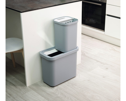 Deux poubelles grises pour le tri des déchets dans la cuisine