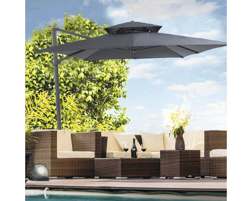 Scène avec un parasol rectangulaire déporté au-dessus d''un salon de jardin.