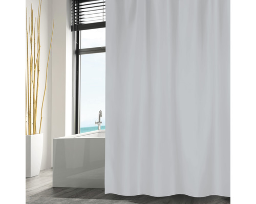 Badezimmerszene mit Badewanne und weißem Duschvorhang