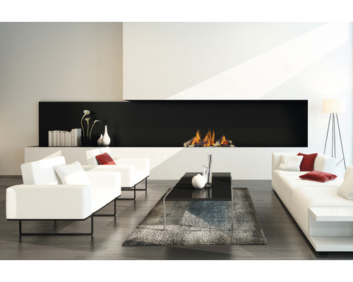 Salon moderne avec cheminée, canapé, fauteuils et table basse