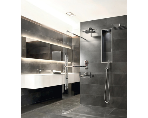 Modernes Badezimmer mit grauen Fliesen, Dusche, Waschbecken und Spiegel