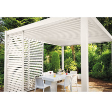 Pergola avec paroi à lamelles et table de jardin avec chaises dans le jardin