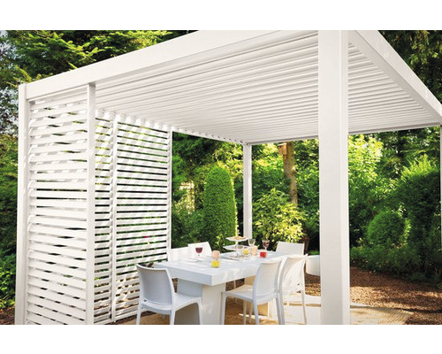 Pergola avec paroi à lamelles et table de jardin avec chaises dans le jardin