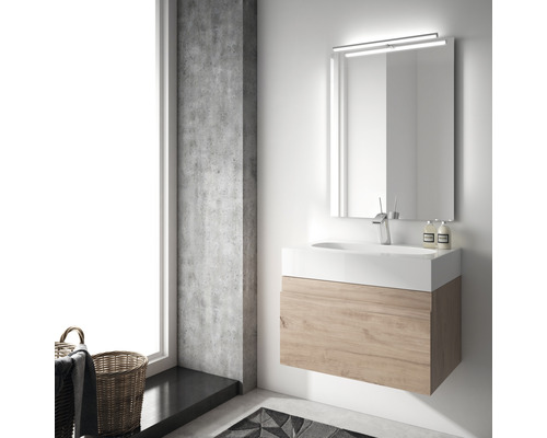 Modernes Badezimmer mit Waschtisch, Spiegel und Beleuchtung