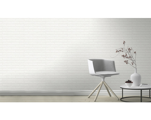 Pièce lumineuse avec mur de briques blanches, chaise et table d''appoint