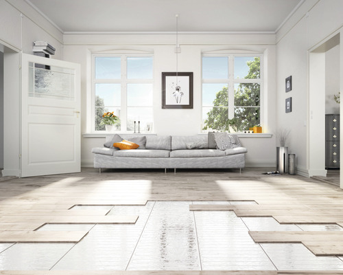 Salon lumineux avec canapé et fenêtres lors de la pose d''un sol stratifié clair