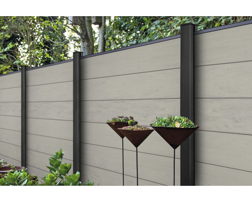 Gartenzaun aus Kunststoff mit Stahlpfosten