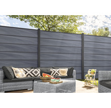Gartenzaun aus Kunststoff mit Sitzgruppe im Garten