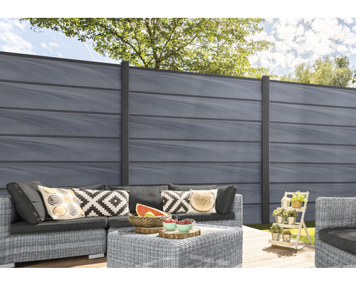 Clôture de jardin en plastique avec salon de jardin