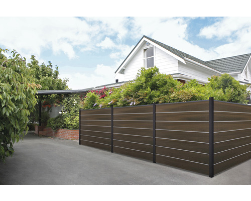 Clôture d''intimité en bois et métal à l''extérieur