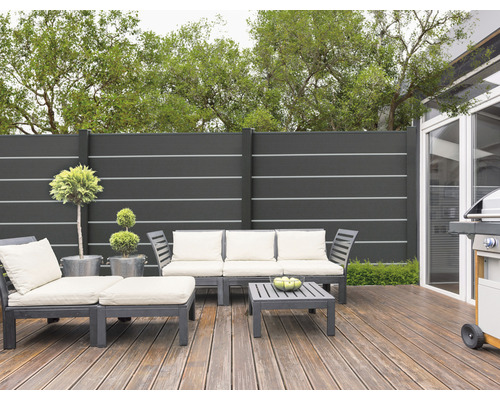 Terrasse avec mobilier de salon, barbecue et clôture d''intimité