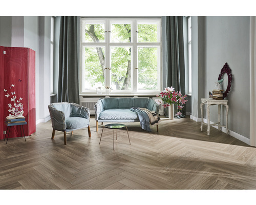 Salon lumineux avec canapé, fauteuil, paravent et parquet en point de Hongrie