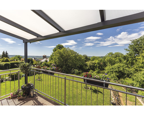 Terrasse mit Terrassenüberdachung und Blick auf den Garten