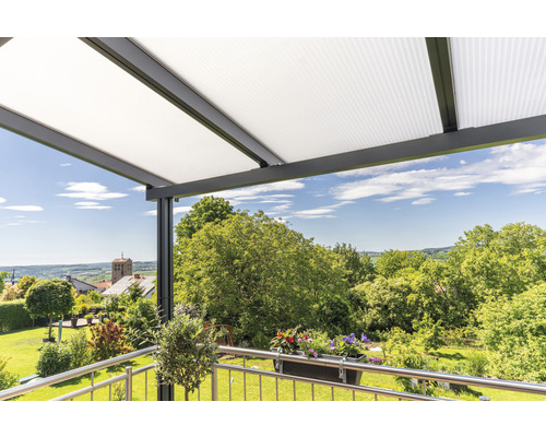 Terrasse mit Polycarbonatüberdachung und Blick in den Garten