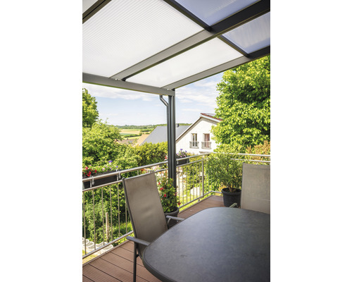 Terrasse mit Terrassenüberdachung, Tisch und Stühlen mit Blick in die Landschaft