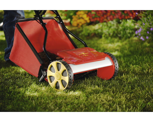 Tondeuse à gazon manuelle avec bac de ramassage sur pelouse
