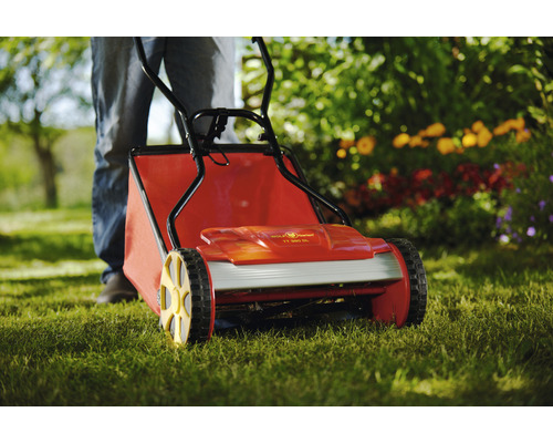 Tondeuse à gazon manuelle avec bac de ramassage sur pelouse