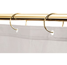 Rideau de douche avec anneaux de rideau sur une barre de douche