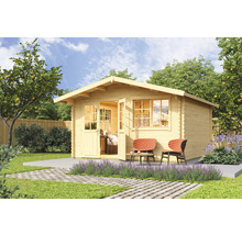 Holzgartenhaus mit offenstehender Tür und zwei Stühlen im Garten.