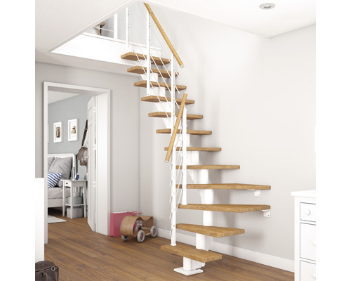 Raumansicht mit Raumspartreppe, Holzstufen und weißem Geländer