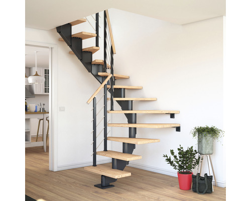 Escalier en colimaçon avec marches en bois et rampe dans une pièce lumineuse
