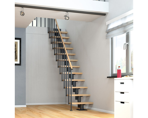 Vue d''une pièce avec un escalier en bois doté d''une rampe en métal