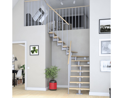 Escalier dans une pièce à vivre avec marches en bois et rampe en métal