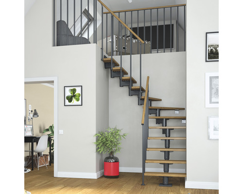 Escalier avec marches en bois et rampe en métal dans une pièce à vivre.
