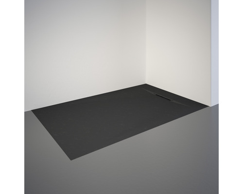 Douche plain-pied avec caniveau de douche dans la salle de bains.