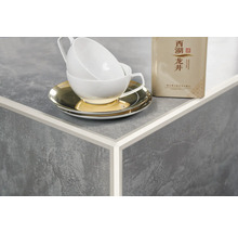 Plan de travail décoratif avec tasses et soucoupes