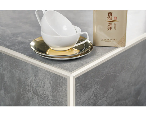 Plan de travail décoratif avec tasses et soucoupes