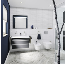 Salle de bain moderne avec lavabo, miroir, toilettes et bidet
