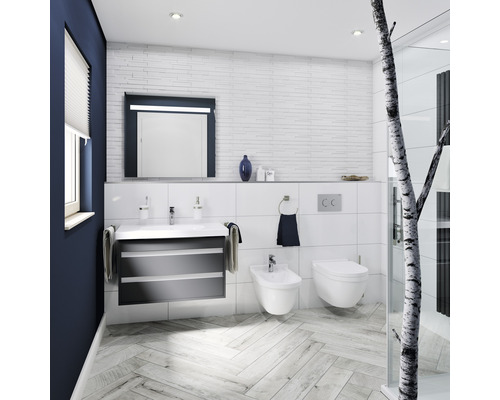 Salle de bain moderne avec lavabo, miroir, toilettes et bidet