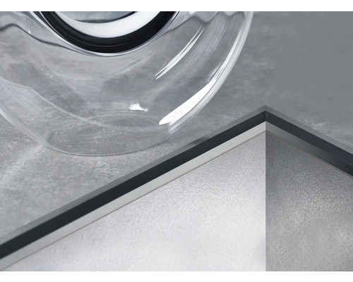 Gros plan d''une douche avec paroi en verre et caniveau de douche