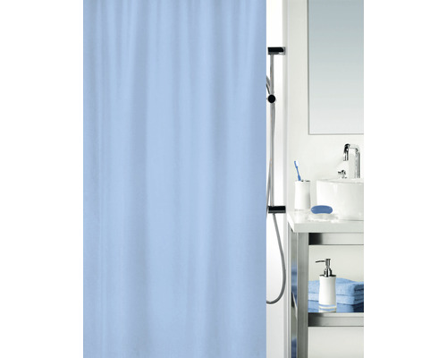 Salle de bain avec rideau de douche, douche, lavabo et accessoires de bain