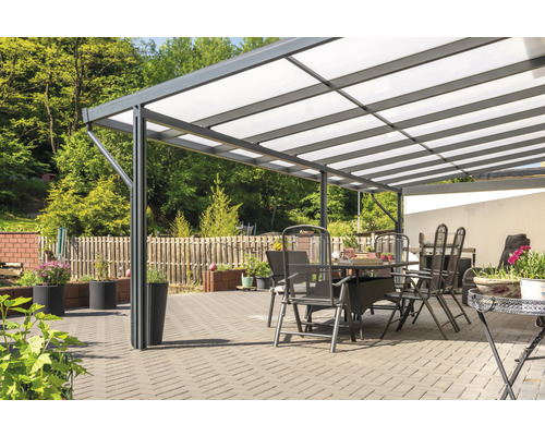 Terrasse avec toit, table de jardin et chaises